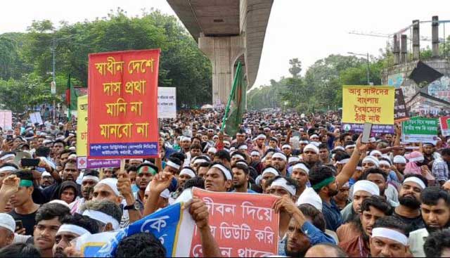 চাকরি জাতীয়করণের দাবিতে শাহবাগ মোড়ে আউটসোর্সিং কর্মচারীদের অবরোধ। ছবি: সংগৃহীত