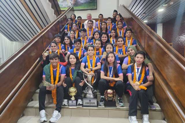 বিমানবন্দরে বাংলাদেশের মেয়েরা। ছবি: সংগৃহীত