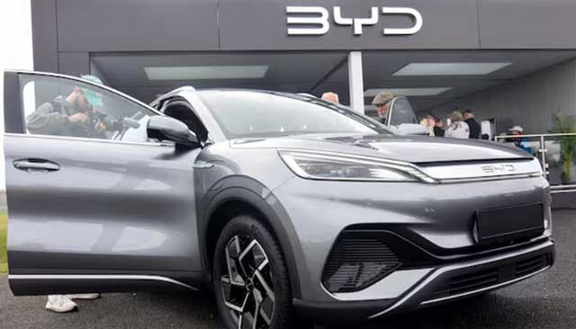 বৃটেনের ফার্নবোরোতে ফুল চার্জড লাইভ ইলেকট্রিক গাড়ির ট্রেড শোতে চীনা গাড়ি নির্মাতা বিওয়াইডির তৈরি ‘অটো থ্রি’র ইলেকট্রিক এসইউভি পরীক্ষা করে দেখা হচ্ছে। ২৮ এপ্রিল ২০২৩, রয়টার্স ফাইল ফটো।