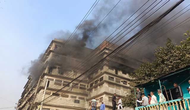 সাততলা ভবনের পাঁচতলায় চামড়ার গোডাউনে আগুন লেগেছে। ছবি: ফায়ার সার্ভিস
