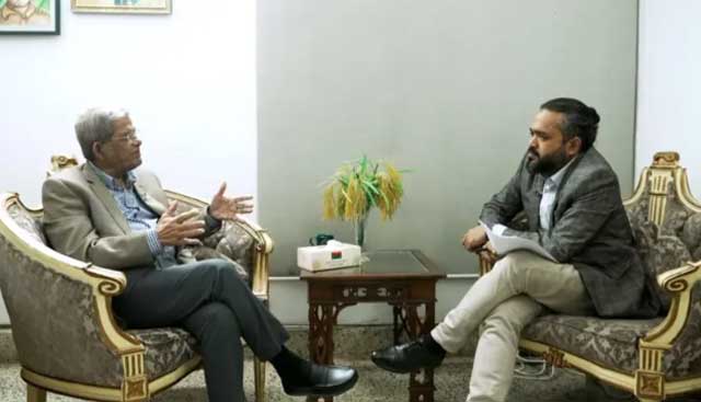 বিএনপির মহাসচিব মির্জা ফখরুল ইসলাম আলমগীরের সঙ্গে বিবিসি বাংলার সম্পাদক মীর সাব্বির। ছবি: বিবিসি বাংলা