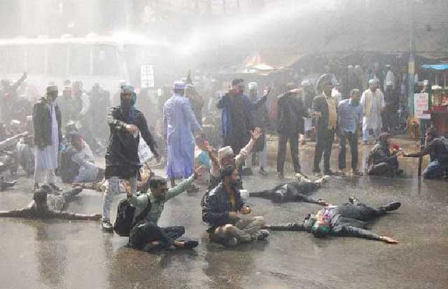 ইবতেদায়ি শিক্ষকদের সঙ্গে পুলিশের পাল্টাপাল্টি ধাওয়ার একপর্যায়ে সাউন্ড গ্রেনেড ও জলকামান নিক্ষেপ করে পুলিশ। গতকাল রোববার রাজধানীর শাহবাগ এলাকায়। ছবি: সংগৃহীত