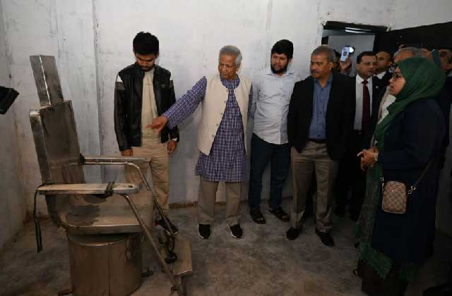 প্রধান উপদেষ্টা ড. মুহাম্মদ ইউনূস আজ আয়নাঘর পরিদর্শন করেন। এ সময় তাকে বন্দিদের নির্যাতনে ব্যবহৃত একটি চেয়ার দেখানো হয়। ছবি: প্রধান উপদেষ্টার প্রেস উইং