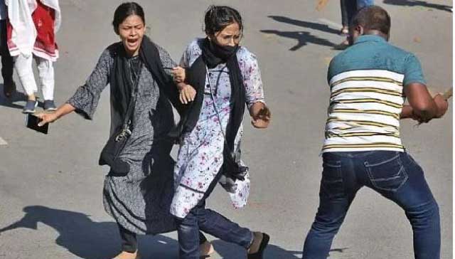 নারী শিক্ষার্থীদের ওপর ছাত্রলীগের নেতা-কর্মীদের হামলা। ঢাকা বিশ্ববিদ্যালয় ক্যাম্পাসে, ১৫ জুলাই ২০২৪। ছবি: সংগৃহীত