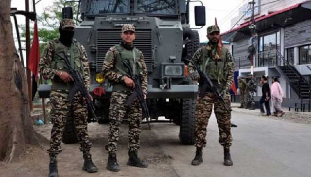 গতবছর সহিংসতা শুরুর পর একাধিকবার রাজ্যের বিভিন্ন অঞ্চলে সশস্ত্র বাহিনীর বিশেষ ক্ষমতা আইন (১৯৫৮) জারি করে কেন্দ্রীয় সরকার। ছবি: রয়টার্স