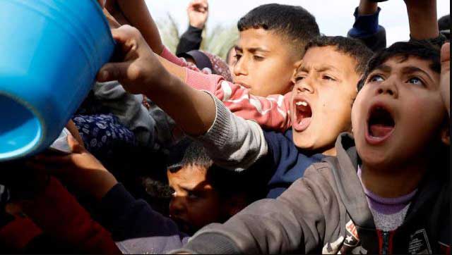 গাজার খান ইউনিসে ত্রাণের অপেক্ষায় ফিলিস্তিনি শিশুরা। ছবি: রয়টার্স