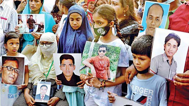 গুম হওয়া প্রিয়জনদের ছবি হাতে সমাবেশে শিশুরা। ফাইল ছবি