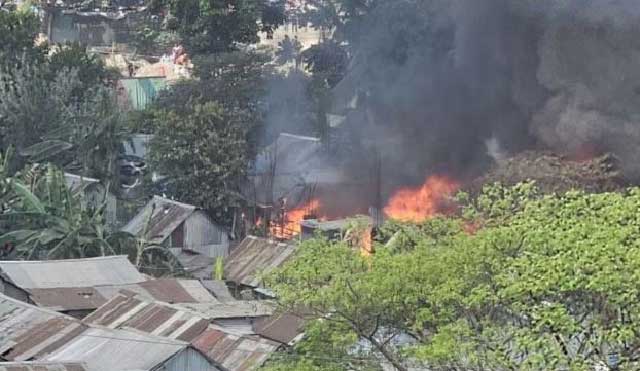বৃহস্পতিবার সকালে ভাষানটেকে বিআরপি বস্তিতে আগুন লাগে। ছবি: সংগৃহীত
