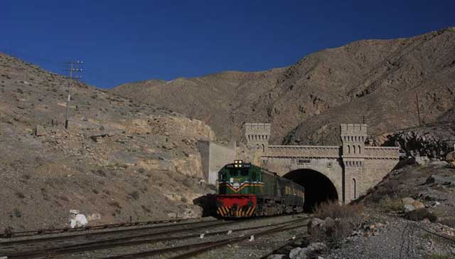 বেলুচিস্তানের পাহাড়ি অঞ্চলে চলাচলকারী জাফর এক্সপ্রেস। ডন ফাইল ছবি