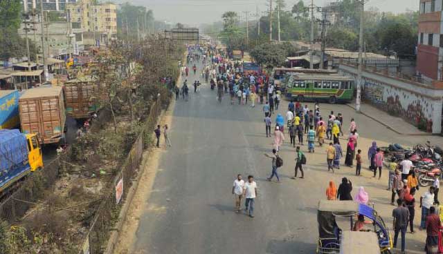 ঢাকা-ময়মনসিংহ মহাসড়ক অবরোধ করে পোশাক শ্রমিকদের বিক্ষোভ। ছবি: সংগৃহীত