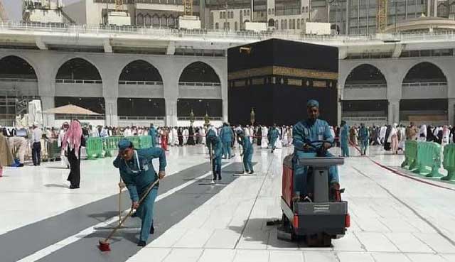 কাবা শরীফ প্রাঙ্গন পরিচ্ছন্নতা কার্যক্রম চলছে। ছবি: সংগৃহীত