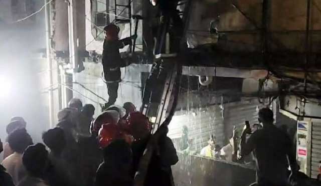 ফায়ার সার্ভিসের ছয়টি ইউনিট আগুন নিয়ন্ত্রণে কাজ করছে। ছবি: সংগৃহীত