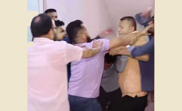  চট্টগ্রাম ডায়াবেটিক জেনারেল হাসপাতালে তদন্ত কমিটির সামনে দুই পক্ষের মধ্যে হাতাহাতি হয়। ছবি: ভিডিও থেকে নেওয়া