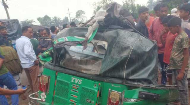 বাসের ধাক্কায় সিএনজিচালিত অটোরিকশাটি দুমড়েমুচড়ে যায়। ছবি: সংগৃহীত