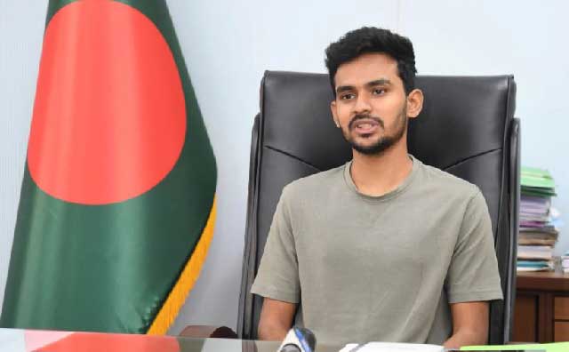 রোববার নগর ভবনস্থ ঢাকা দক্ষিণ সিটি কর্পোরেশনের বুড়িগঙ্গা হলে আয়োজিত সংবাদ সম্মেলনে কথা বলেন স্থানীয় সরকার উপদেষ্টা আসিফ মাহমুদ সজীব ভূঁইয়া। ছবি: পিআইডি