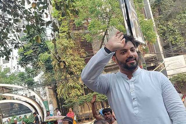 আজ বৃহস্পতিবার সকালে ঢাকা দক্ষিণ সিটি করপোরেশনের মেয়র ঘোষণার পর আদালত প্রাঙ্গণে ইশরাক হোসেন। ছবি : সংগৃহীত