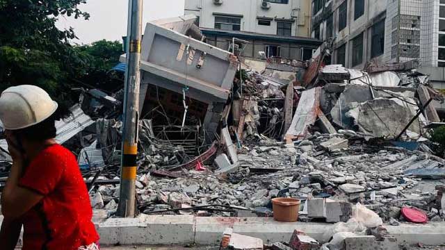   ভূমিকম্পে মিয়ানমারের মান্দালয়ে ধসে যাওয়া একটি ভবনে উদ্ধারকাজ চালানো হচ্ছে। ছবি: এএফপি