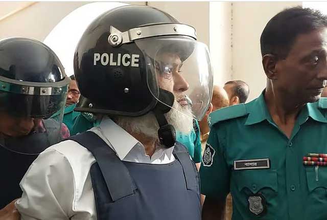  সাবেক সংসদ সদস্য হাজি সেলিমকে আজ বুধবার আদালতে হাজির করা হয়। ছবি: সংগৃহীত