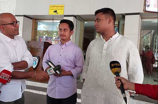 দুদকের প্রধান কার্যালয়ে গণমাধ্যমকর্মীদের সঙ্গে কথা বলেন হাসনাত আবদুল্লাহ ও সারজিস আলমছবি: গণমাধ্যমকর্মীদের কাছ থেকে সংগৃহীত