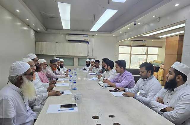 আজ বুধবার রাজধানীর বাংলামোটরে এনসিপির অস্থায়ী কেন্দ্রীয় কার্যালয়ে দলটির সঙ্গে বৈঠক করে হেফাজতে ইসলাম। ছবি: এনসিপির সৌজন্যে