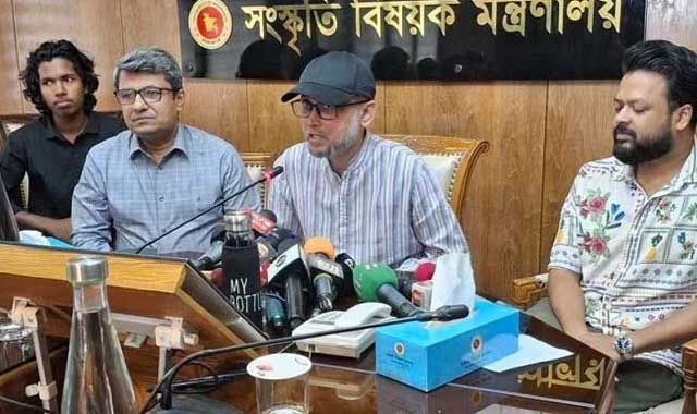 সোমবার সচিবালয়ে সংবাদ সম্মেলনে কথা বলেন সংস্কৃতি বিষয়ক উপদেষ্টা মোস্তফা সরয়ার ফারুকী। ছবি: সংগৃহীত