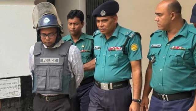 ইশতিয়াক আহমদকে আজ ট্রাইব্যুনালে হাজির করা হলে, আদালত কারাগারে পাঠানোর আদেশ দেন। ছবি: সংগৃহীত