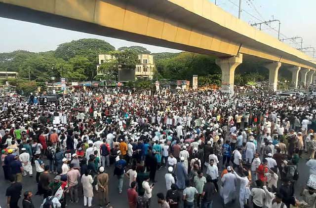 আওয়ামী লীগ নিষিদ্ধ করার দাবিতে শাহবাগ মোড়ে অবরোধ। ছবি: সংগৃহীত