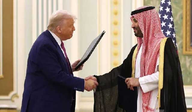 চুক্তিতে স্বাক্ষর করেছেন দুই নেতা। ছবি: বিবিসি