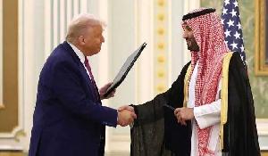 সৌদি আরবের সাথে যুক্তরাষ্ট্রের ১৪২ বিলিয়ন ডলারের সমরাস্ত্র চুক্তি সই