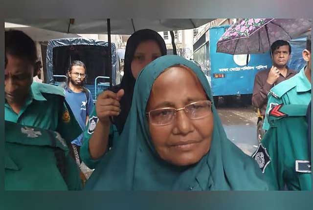  জগন্নাথ বিশ্ববিদ্যালয়ের অবসরপ্রাপ্ত অধ্যাপক আনোয়ারা বেগমকে বৃহস্পতিবার কারাগারে পাঠানো হয়। ঢাকার আদালত প্রাঙ্গণে। ফাইল ছবি