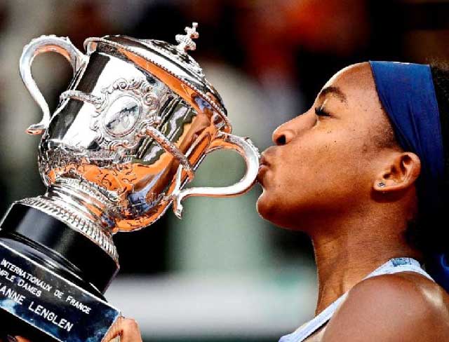 ট্রফিতে চুম্বন কোকো গফের। ছবি: সমাজমাধ্যম