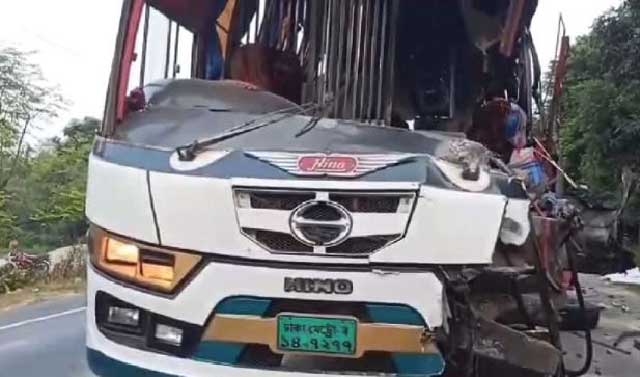 দুর্ঘটনাকবলিত বাসটি। ছবি: ভিডিও থেকে নেওয়া