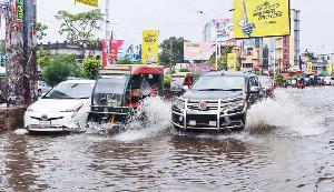 মৌসুমের প্রথম বৃষ্টিতেই ডুবল খুলনা, কাজে আসছে না ৮২৩ কোটির প্রকল্প