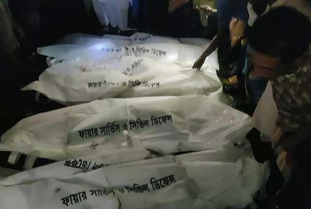 ময়মনসিংহের ফুলপুরে বাস-মাহিন্দ্রা মুখোমুখি সংঘর্ষে নিহত ছয়জনের মরদেহ উদ্ধার করেছে ফায়ার সার্ভিস। শুক্রবার রাতেছবি: সংগৃহীত