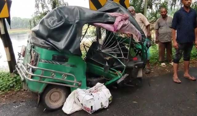 শুক্রবার বিকেলে নাটোরের বনবেলঘরিয়া এলাকায় বাসের ধাক্কায় দুমড়ে-মুচড়ে যাওয়া সিএনজিচালিত অটোরিকশা। ছবি: পালাবদল