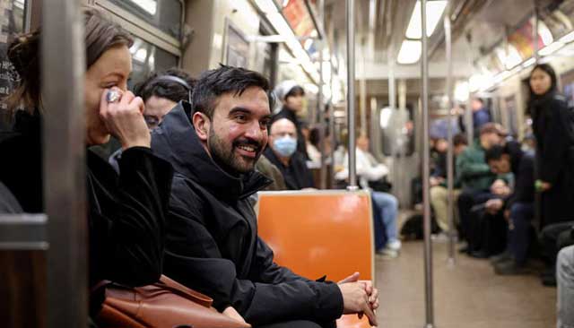 নিউইয়র্কবাসীর সঙ্গে সাবওয়ে ট্রেনে জোহরান মামদানি। ফাইল ছবি: রয়টার্স