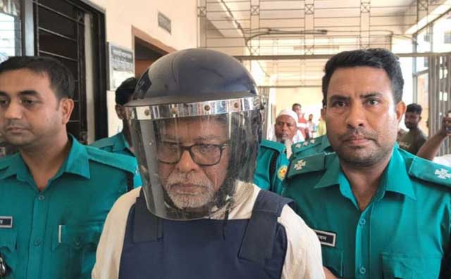 গত ২৭ জুন সাবেক সিইসি কে এম নূরুল হুদাকে ঢাকার চিফ মেট্রোপলিটন ম্যাজিস্ট্রেট আদালতে নেওয়া হয়। ফাইল ছবি