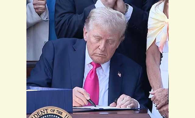 ‘বড় ও সুন্দর বিল’-এ সই করছেন আমেরিকার প্রেসিডেন্ট ডোনাল্ড ট্রাম্প। ছবি: এক্স।