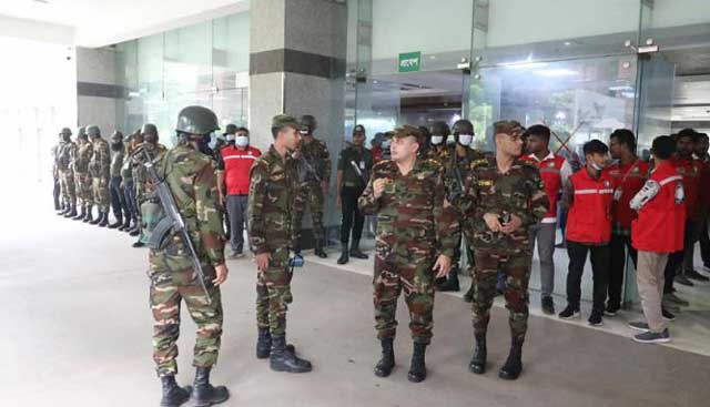 জাতীয় বার্ন ইনস্টিটিউটের প্রবেশমুখে সেনাসদস্যদের অবস্থান। ছবি: সংগৃহীত