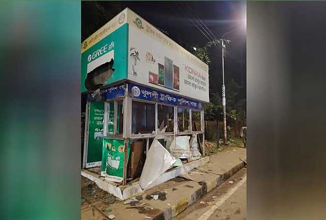  আজ সন্ধ্যা সাতটায় চট্টগ্রামের খুলশীর ঝাউতলা রেলগেট এলাকায় ট্রাফিক পুলিশ বক্স ভাঙচুর করে বিক্ষুব্ধ অটোরিকশা চালকেরা। ছবি: ট্রাফিক পুলিশের কাছ থেকে পাওয়া