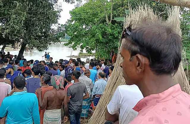 আজ বেলা আড়াইটায় লালপুরের নওপাড়া ঘাটের কাছে পদ্মা নদীতে নিখোঁজ দুই শিক্ষার্থীকে উদ্ধারের চেষ্টা চলছে। ছবি: সংগৃহীত