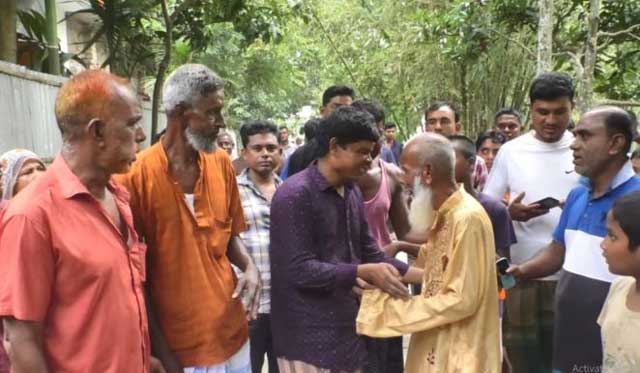 উলিপুর উপজেলার গুনাইগাছ ইউনিয়নের নেফরা গ্রামে ২৮ বছর পর বাবার সঙ্গে ছেলের দেখা। ছবি: সংগৃহীত