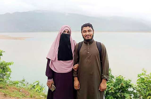 জাকসু নির্বাচনে বিজয়ী তারিকুল ইসলাম ও নিগার সুলতানা দম্পতি। তরিকুল জিতেছেন কার্যকরী সদস্য পদে। নিগার জিতেছেন সহসমাজসেবা ও মানবসেবা উন্নয়ন সম্পাদক পদে। ছবি: সংগৃহীত