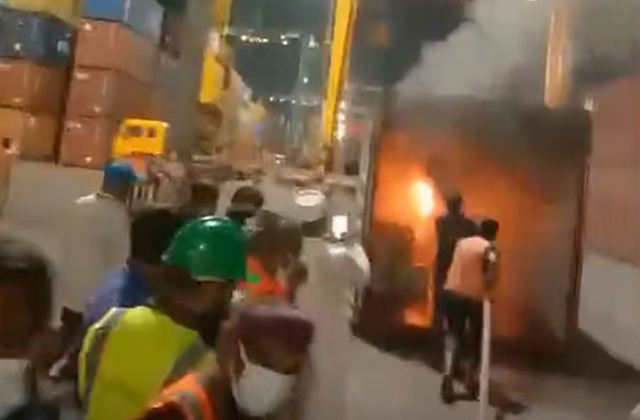 চট্টগ্রাম বন্দরের নিউমুরিং কনটেইনার টার্মিনাল চত্বরে পণ্যবাহী একটি কনটেইনারে হঠাৎ আগুন লাগে। ছবি: বন্দরের সৌজন্যে