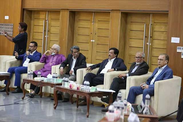 আজ রোববার সকালে রাজধানীর বেইলি রোডের ফরেন সার্ভিস একাডেমিতে রাজনৈতিক দলগুলোর সঙ্গে চতুর্থ দিনের আলোচনা করেছে ঐকমত্য কমিশন। জুলাই জাতীয় সনদের সংবিধান-সম্পর্কিত প্রস্তাবগুলো বাস্তবায়নের পদ্ধতি নিয়ে এই আলোচনা হয়। ছবি: সংগৃহীত