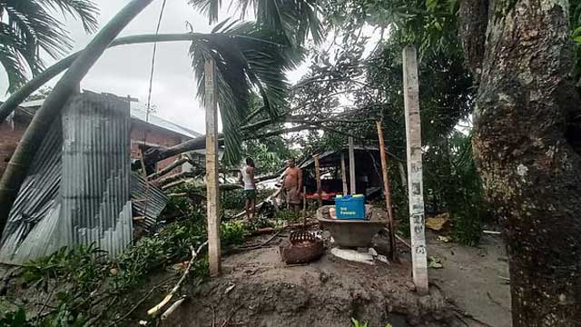 রংপুরের গঙ্গাচড়া উপজেলার নোহালী এলাকায় ঘূর্ণিঝড়ে লন্ডভন্ড ঘরবাড়ি। ছবি: সংগৃহীত