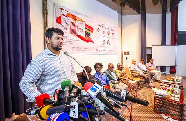 আজ পিআইবি মিলনায়তনে ‘গণমাধ্যমে জুলাই ও তারপর’ শীর্ষক এক আলোচনা সভায় প্রধান অতিথির বক্তব্য দেন তথ্য উপদেষ্টা মাহফুজ আলম। ছবি: সংগৃহীত