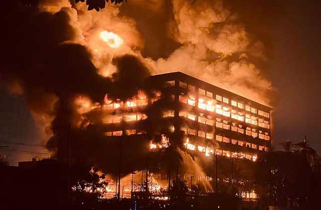 চট্টগ্রামের ইপিজেড এলাকার সাততলা ভবনের কারখানাটির পুরোটিতেই আগুন ছড়িয়েছে। আজ রাত সাড়ে আটটার ছবি। ছবি: সংগৃহীত
