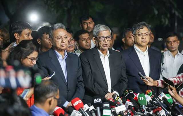 আজ মঙ্গলবার সন্ধ্যায় রাষ্ট্রীয় অতিথি ভবন যমুনায় প্রধান উপদেষ্টা ড. মুহাম্মদ ইউনূসের সঙ্গে বৈঠক শেষে গণমাধ্যমকর্মীদের সঙ্গে কথা বলেন বিএনপি মহাসচিব মির্জা ফখরুল ইসলাম আলমগীর।  ছবি: সংগৃহীত