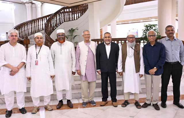 আজ বুধবার বিকেলে রাষ্ট্রীয় অতিথি ভবন যমুনায় বৈঠক শেষে জামায়াতে ইসলামীর নেতাদের সঙ্গে ফটোসেশনে প্রধান উপদেষ্টা অধ্যাপক মুহাম্মদ ইউনূস। ছবি: প্রধান উপদেষ্টার প্রেস উইং